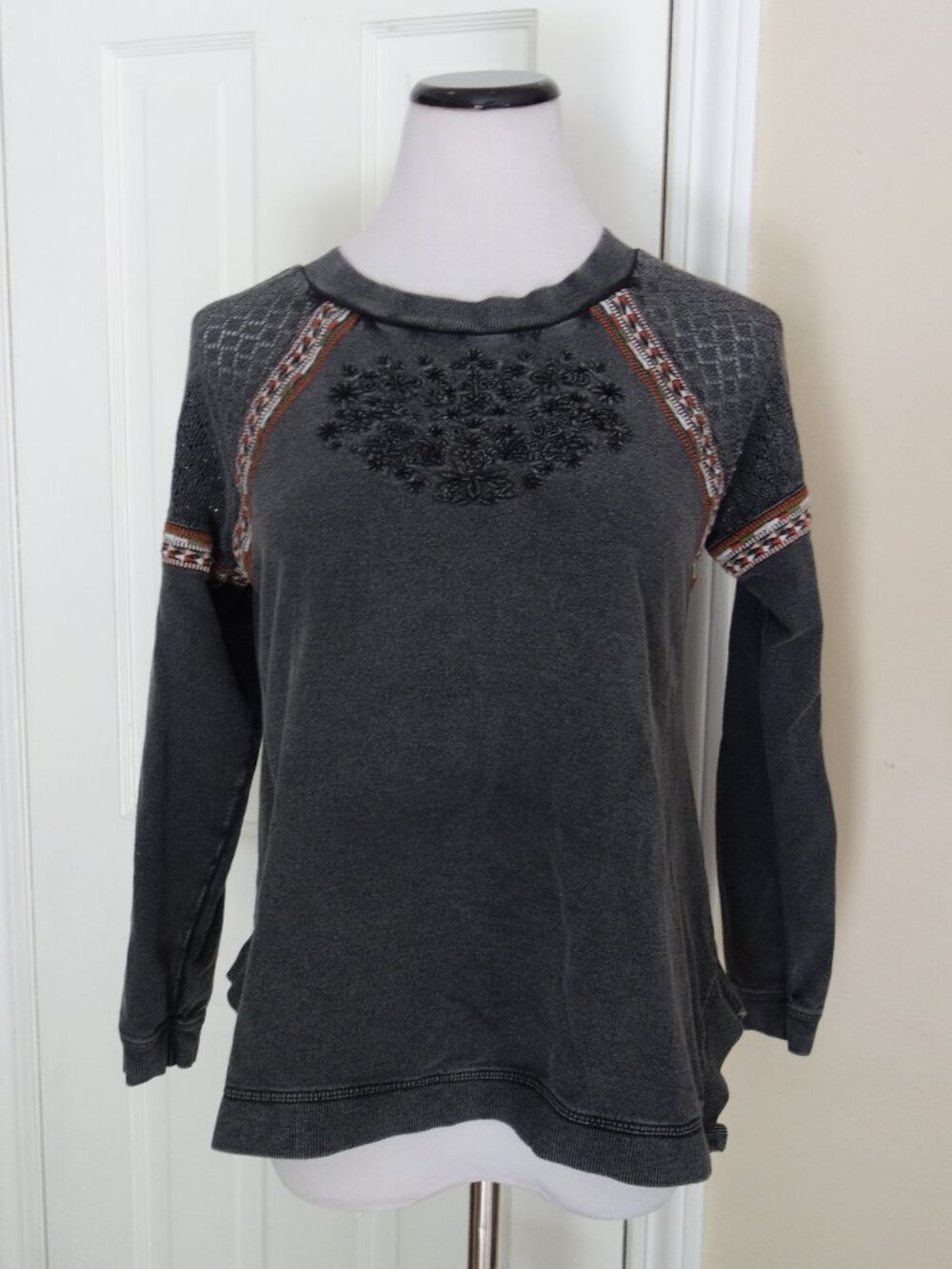 SHYANNE Faded Gray Embroidered Floral Cluster Pull-Over Sweatshirt – Med